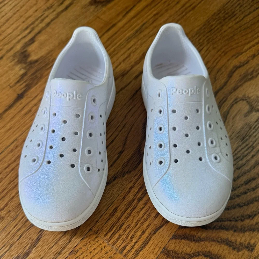 People Kids 9 Slip-On Sneakers Water Shoes Slip Resistant Iridescent White EUC